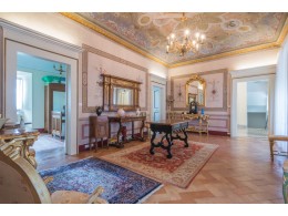 PRESTIGIOUS NOBLE FLOOR WITH GARDEN FOR SALE IN THE HISTORIC CENTER in Fermo in the Marche region of Italy